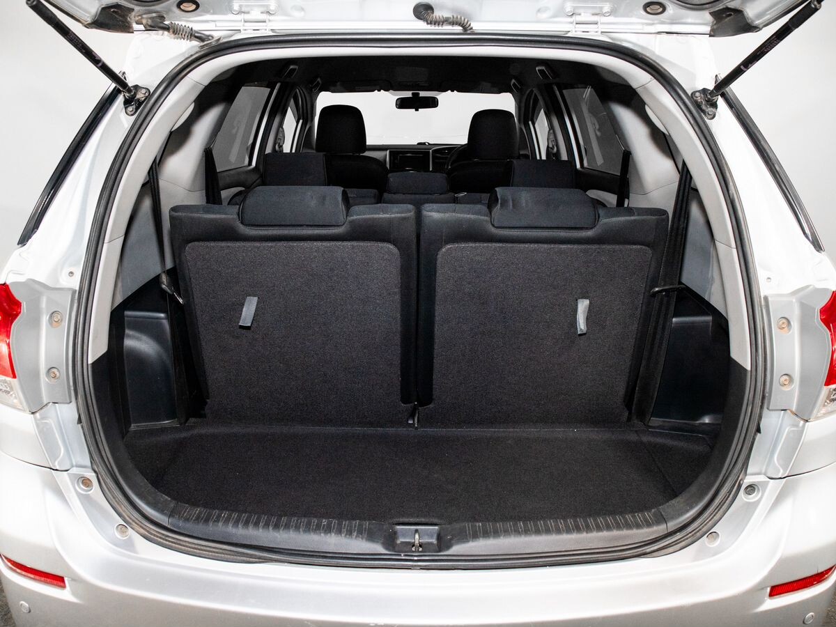 Toyota Wish 2012 - фото автомобиля