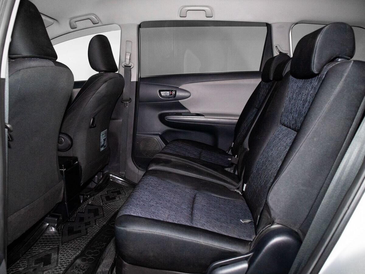 Toyota Wish 2012 - фото автомобиля