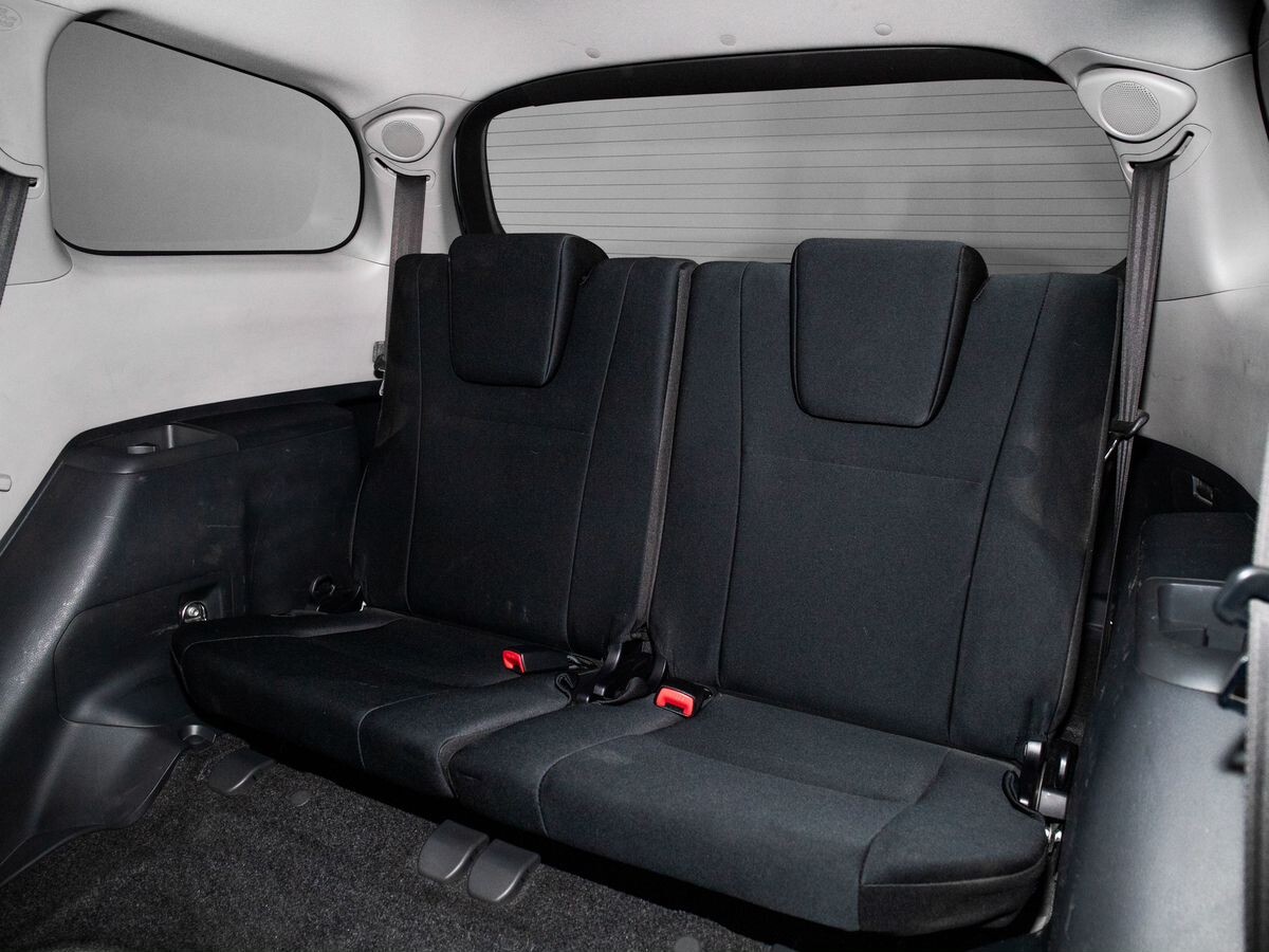 Toyota Wish 2012 - фото автомобиля