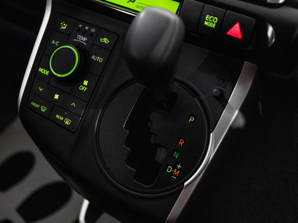 Toyota Wish 2013 - фото автомобиля