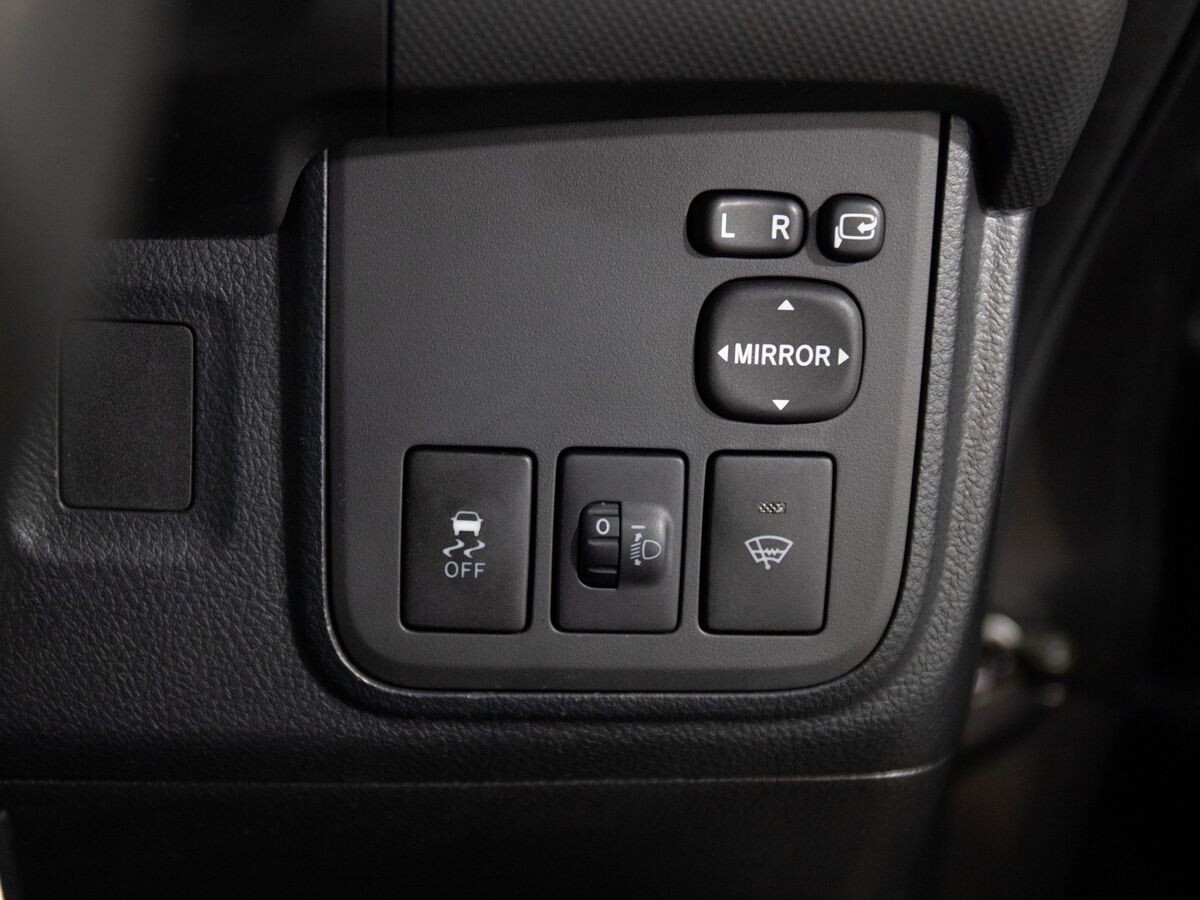 Toyota Wish 2013 - фото автомобиля