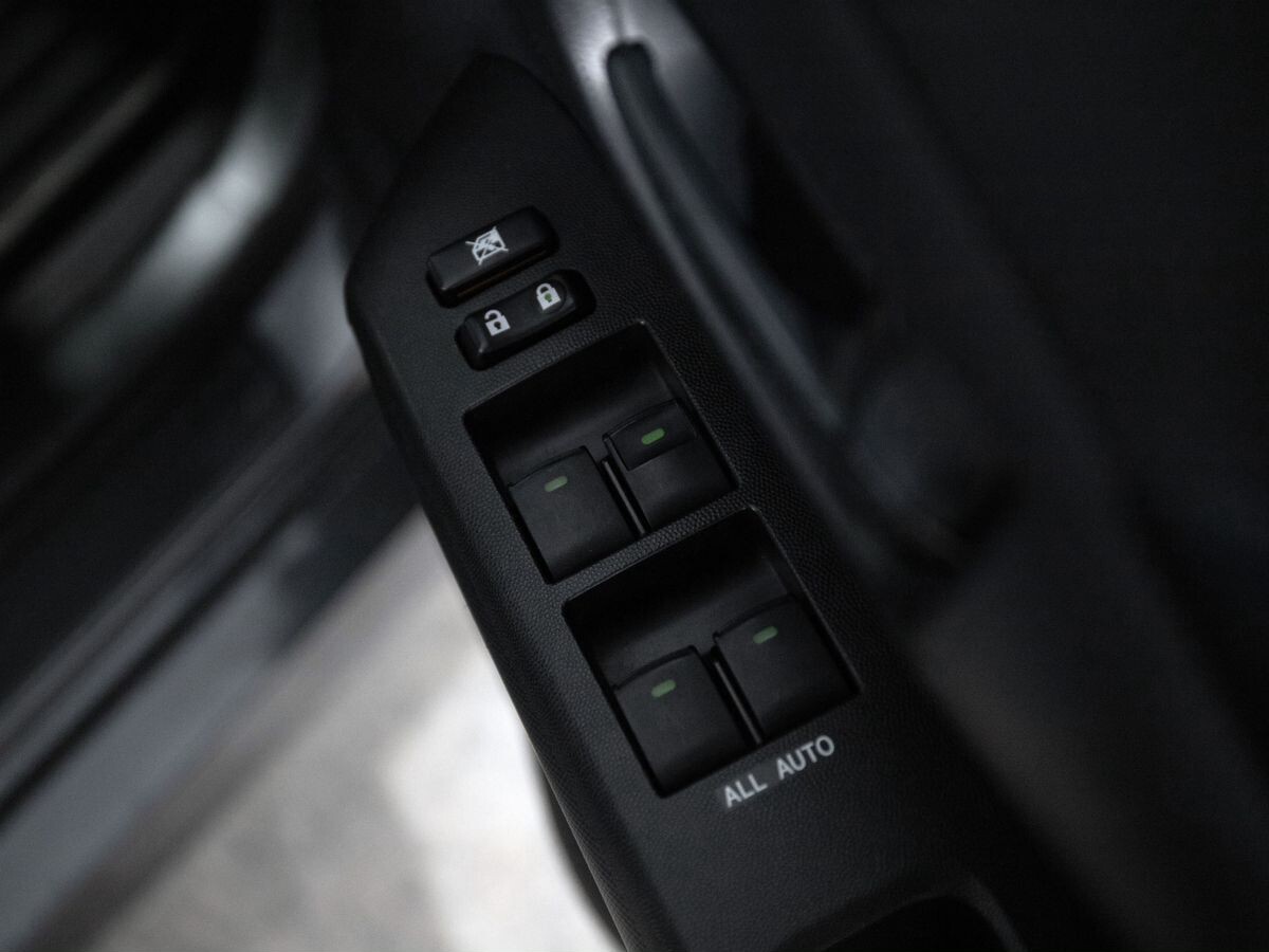 Toyota Wish 2013 - фото автомобиля