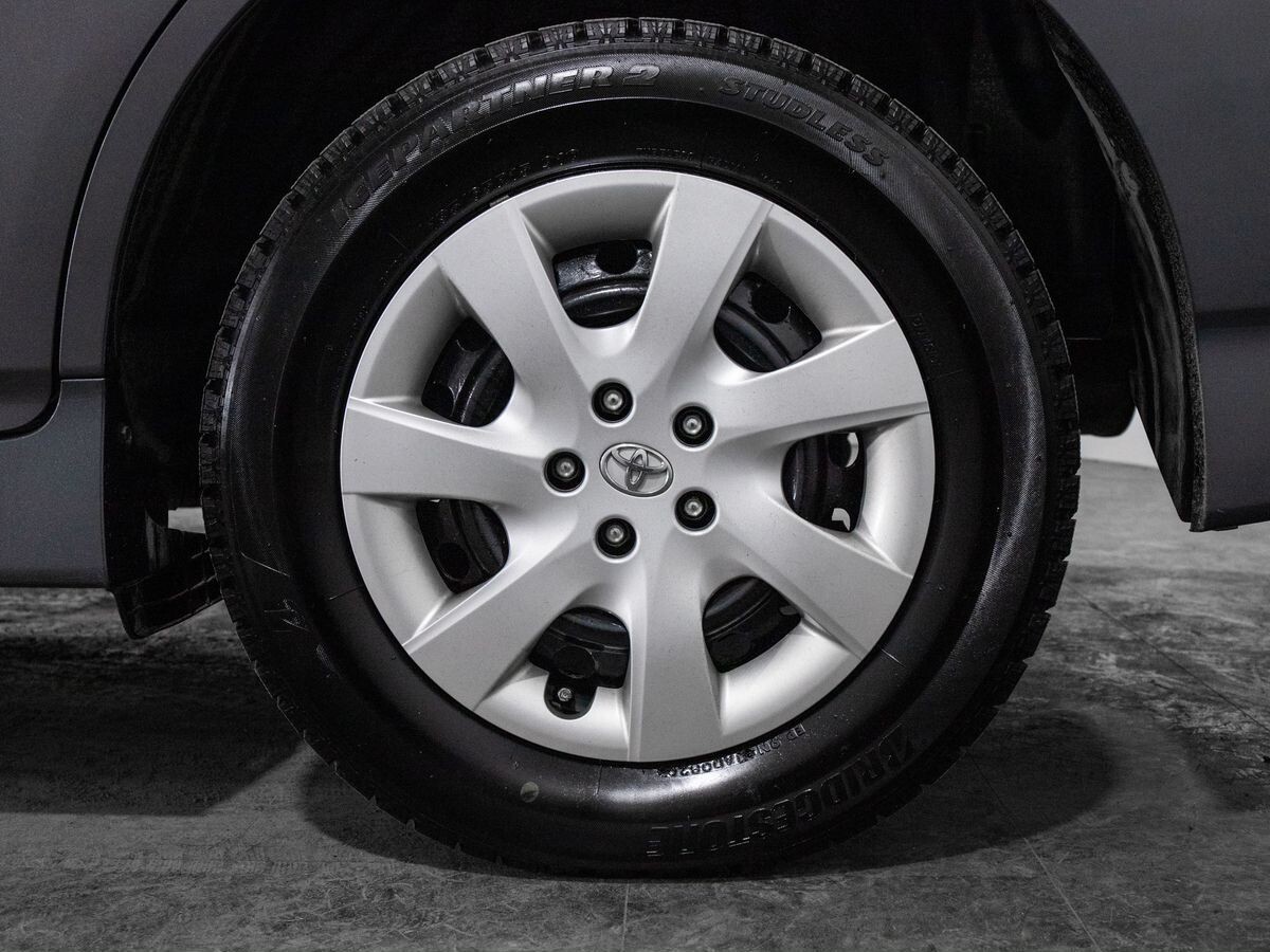 Toyota Wish 2013 - фото автомобиля