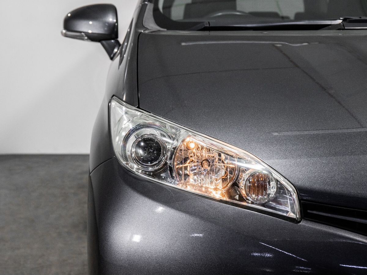 Toyota Wish 2013 - фото автомобиля