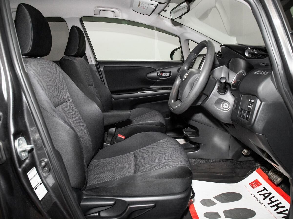 Toyota Wish 2013 - фото автомобиля
