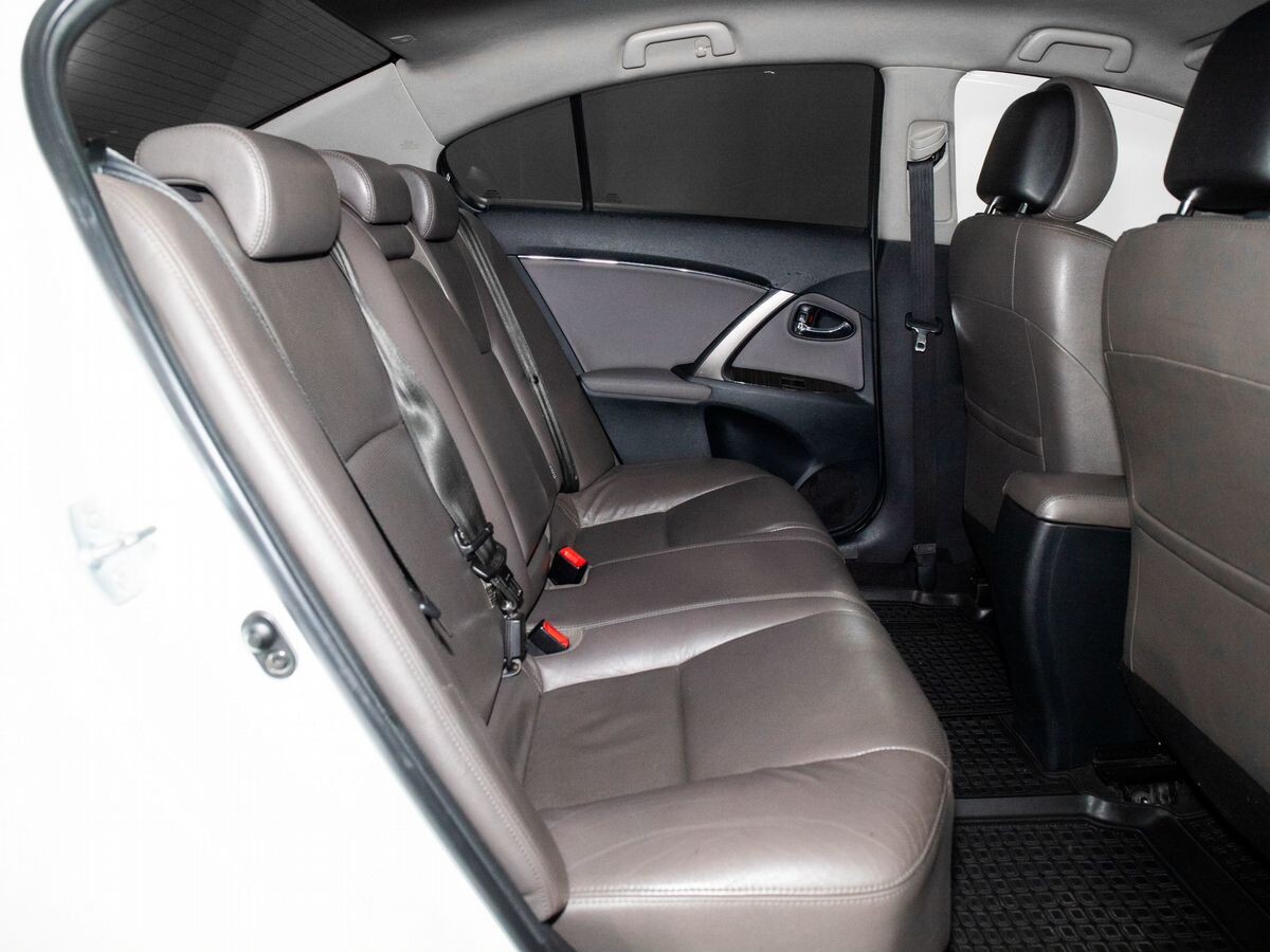 Toyota Avensis 2012 - фото автомобиля