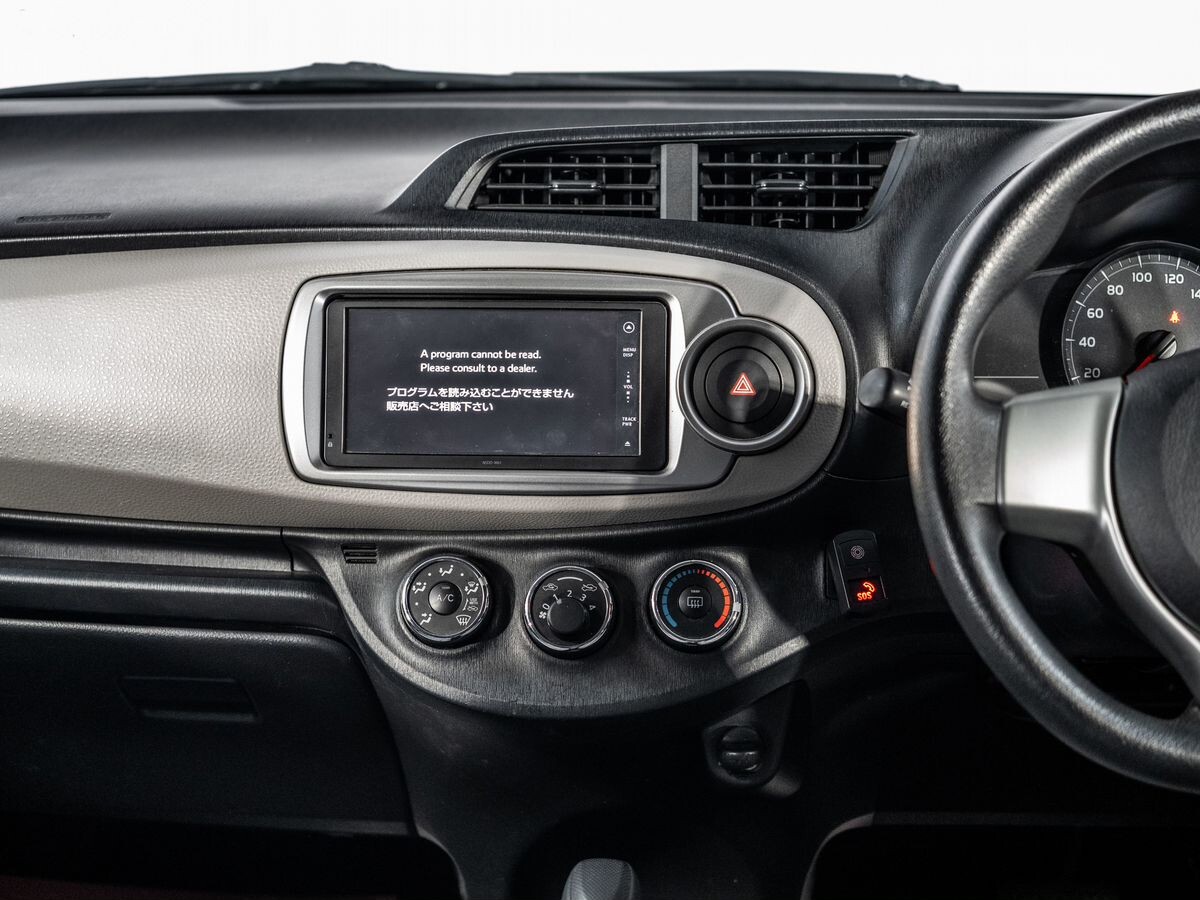 Toyota Vitz 2011 - фото автомобиля