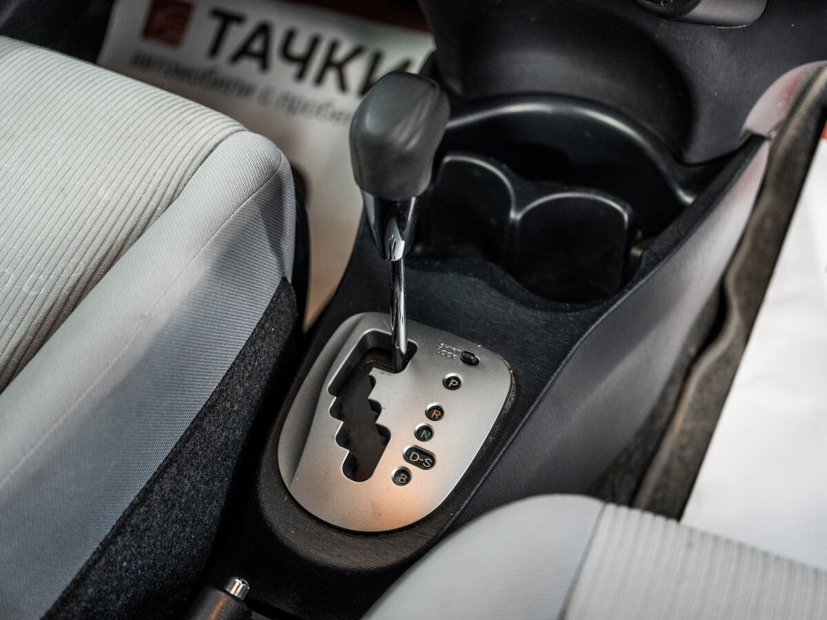 Toyota Vitz 2011 - фото автомобиля