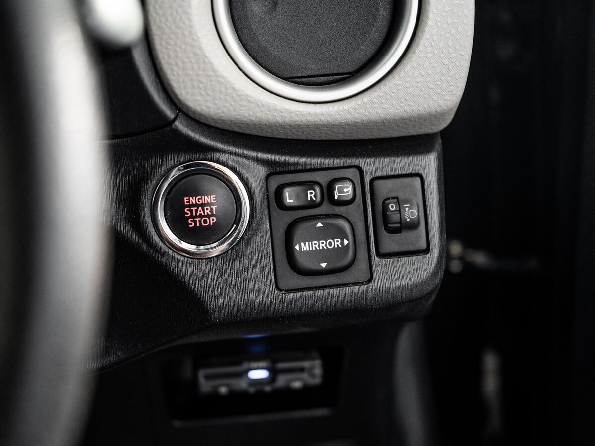 Toyota Vitz 2011 - фото автомобиля