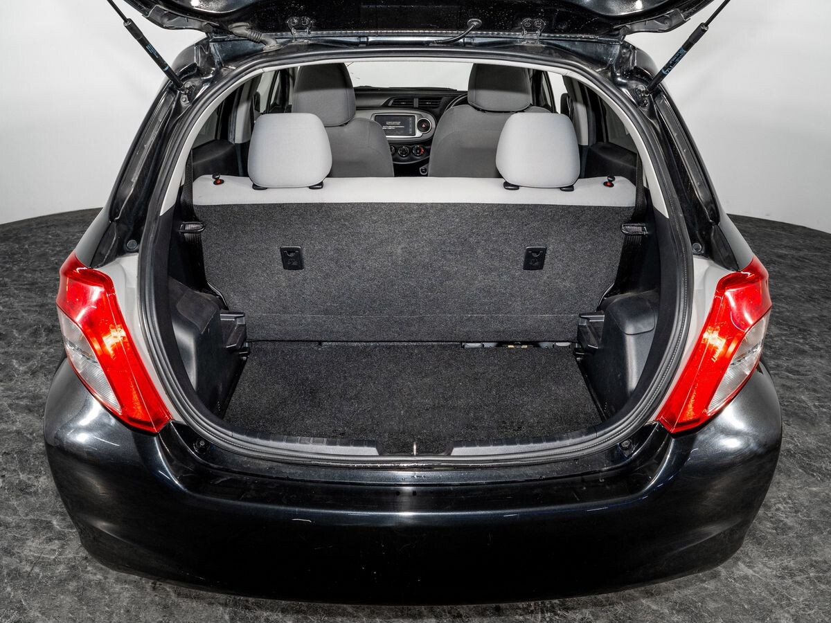 Toyota Vitz 2011 - фото автомобиля