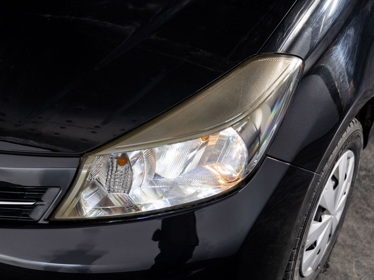 Toyota Vitz 2011 - фото автомобиля