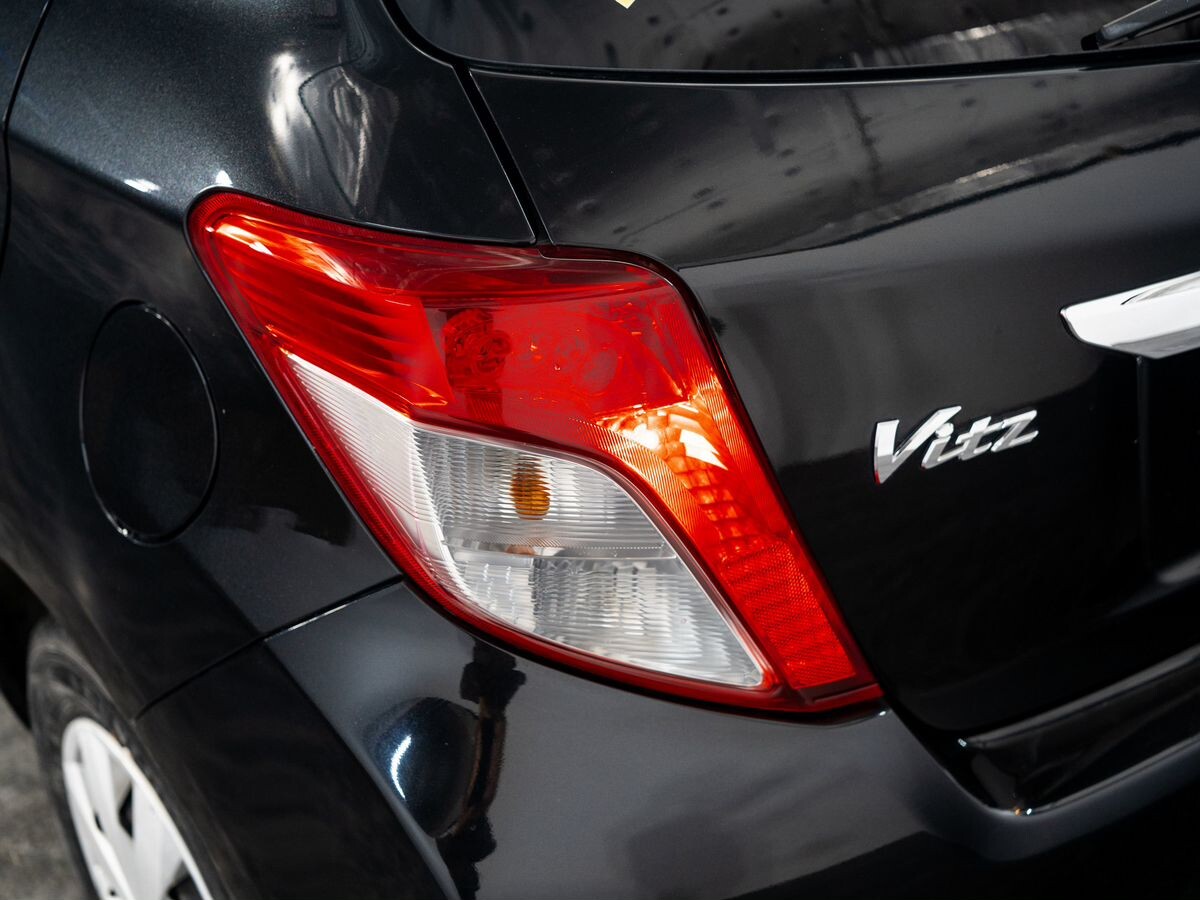 Toyota Vitz 2011 - фото автомобиля