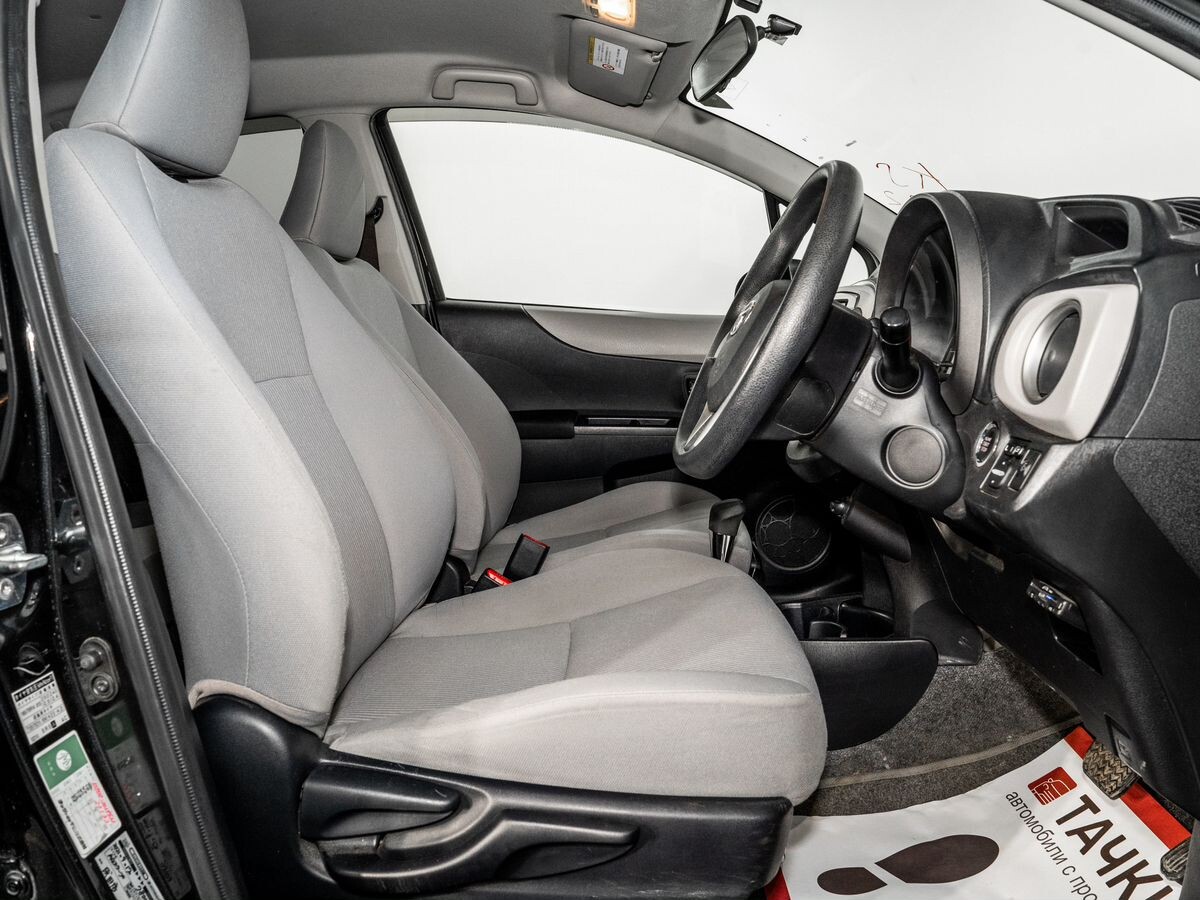 Toyota Vitz 2011 - фото автомобиля