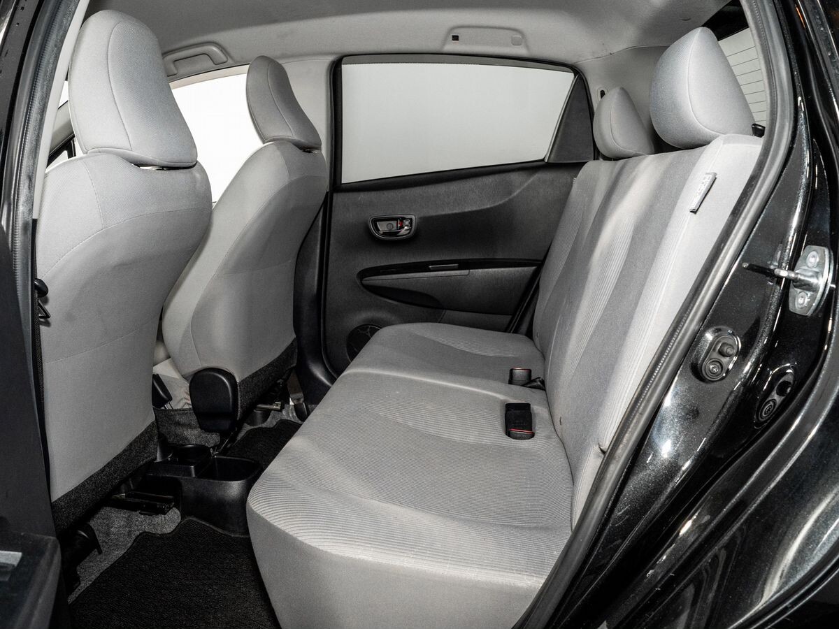 Toyota Vitz 2011 - фото автомобиля