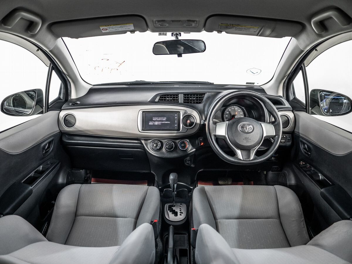 Toyota Vitz 2011 - фото автомобиля