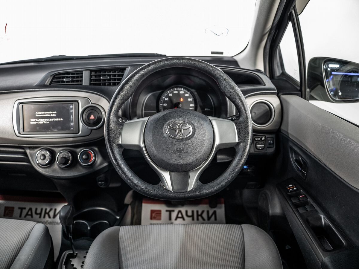 Toyota Vitz 2011 - фото автомобиля