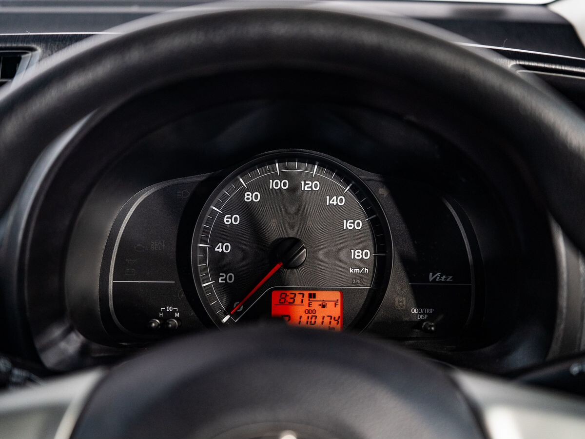 Toyota Vitz 2011 - фото автомобиля