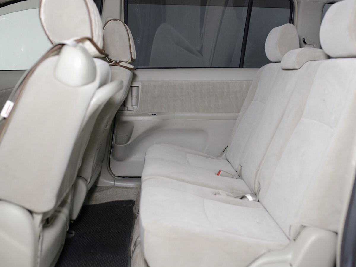 Toyota ISis 2010 - фото автомобиля