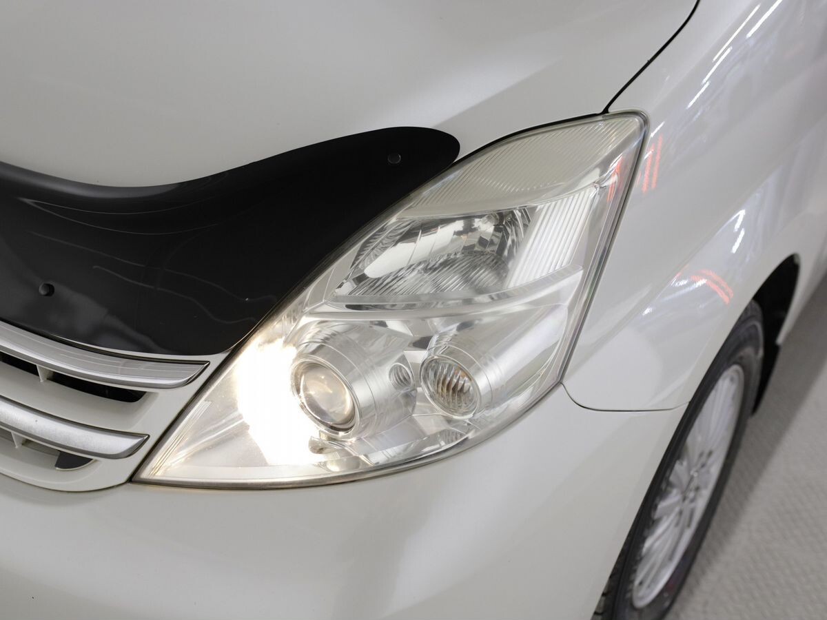 Toyota ISis 2010 - фото автомобиля