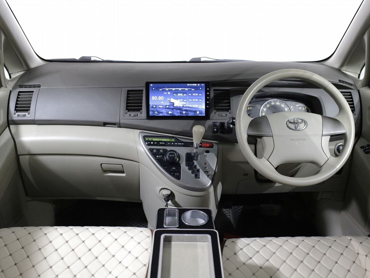 Toyota ISis 2010 - фото автомобиля