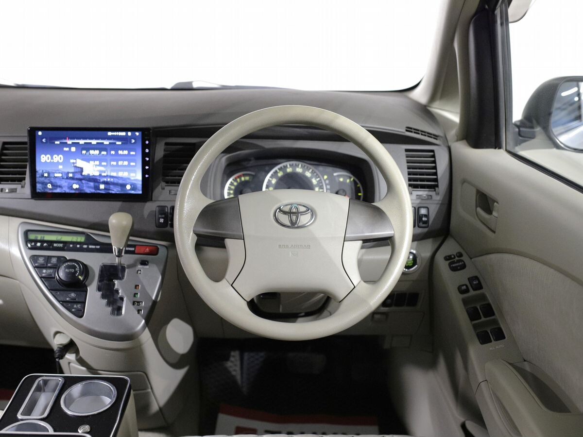 Toyota ISis 2010 - фото автомобиля