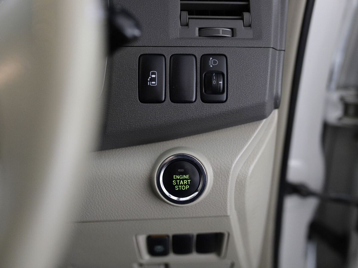 Toyota ISis 2010 - фото автомобиля