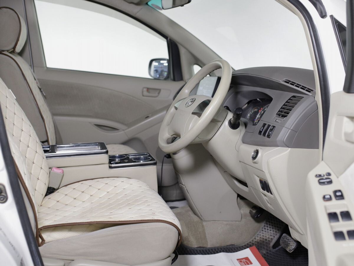 Toyota ISis 2010 - фото автомобиля