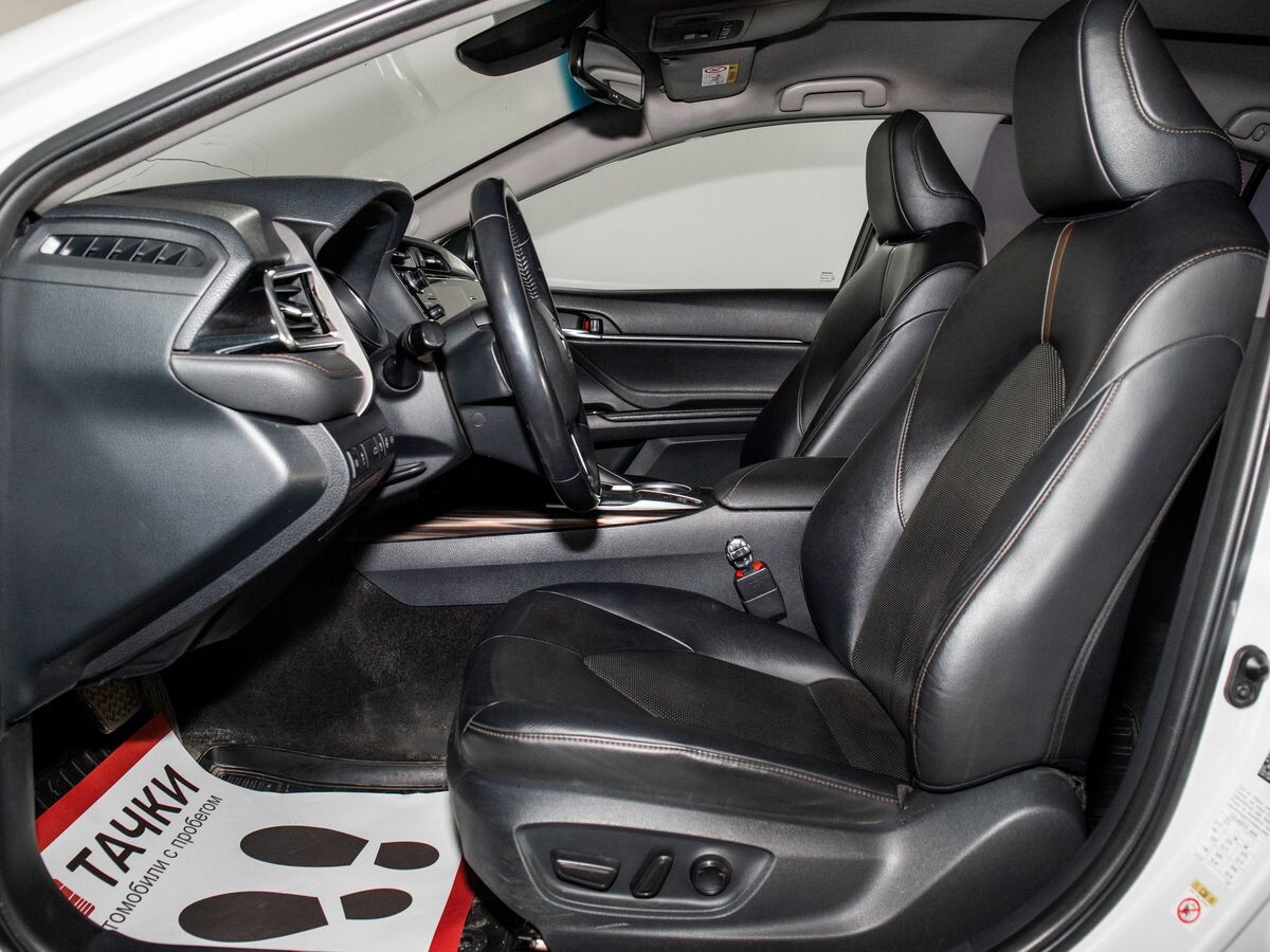 Toyota Camry 2018 - фото автомобиля