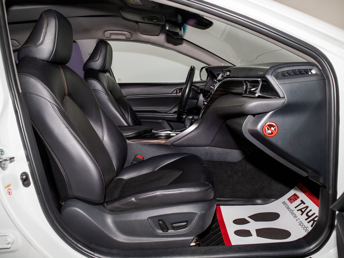 Toyota Camry 2018 - фото автомобиля