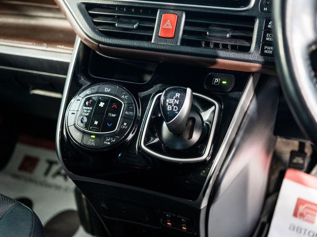 Toyota Esquire 2015 - фото автомобиля