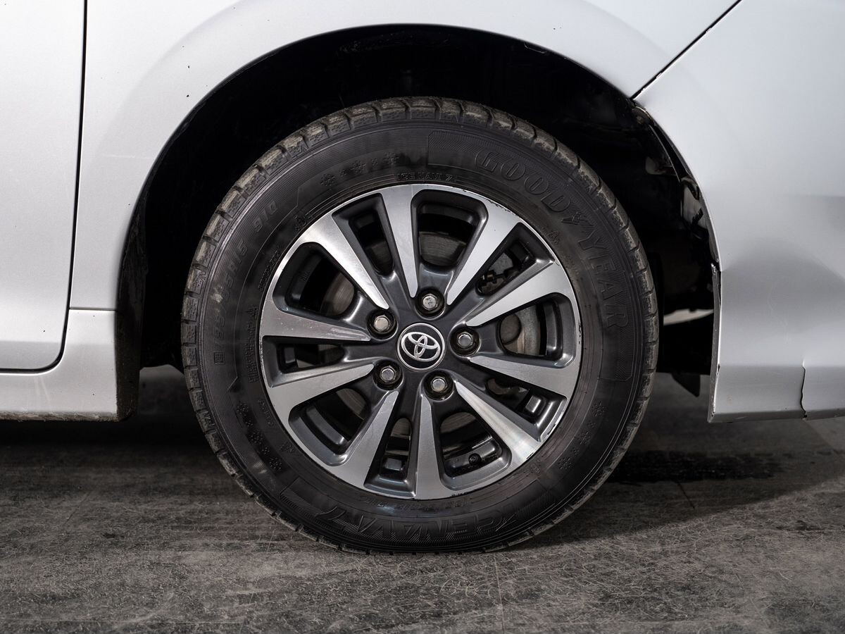 Toyota Esquire 2015 - фото автомобиля