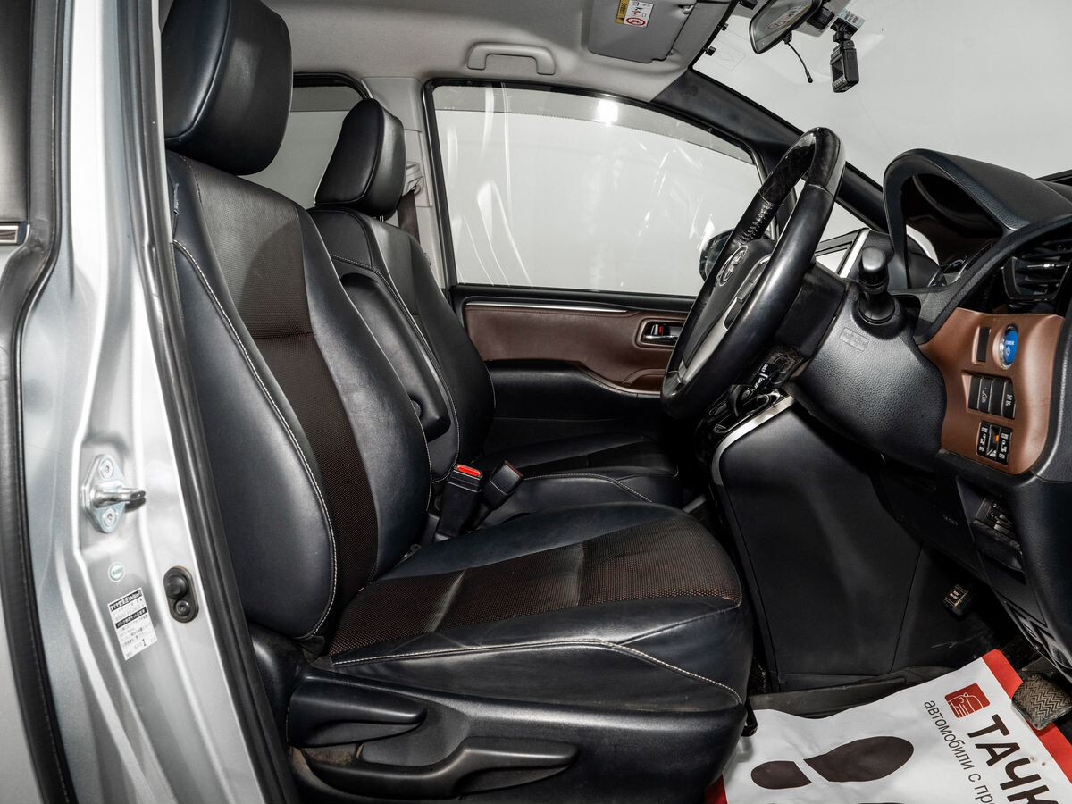 Toyota Esquire 2015 - фото автомобиля