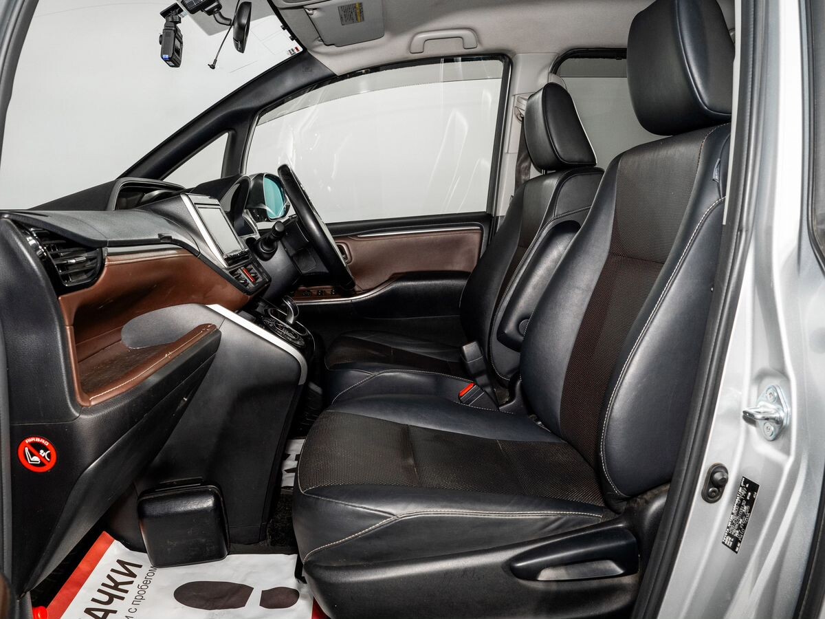 Toyota Esquire 2015 - фото автомобиля