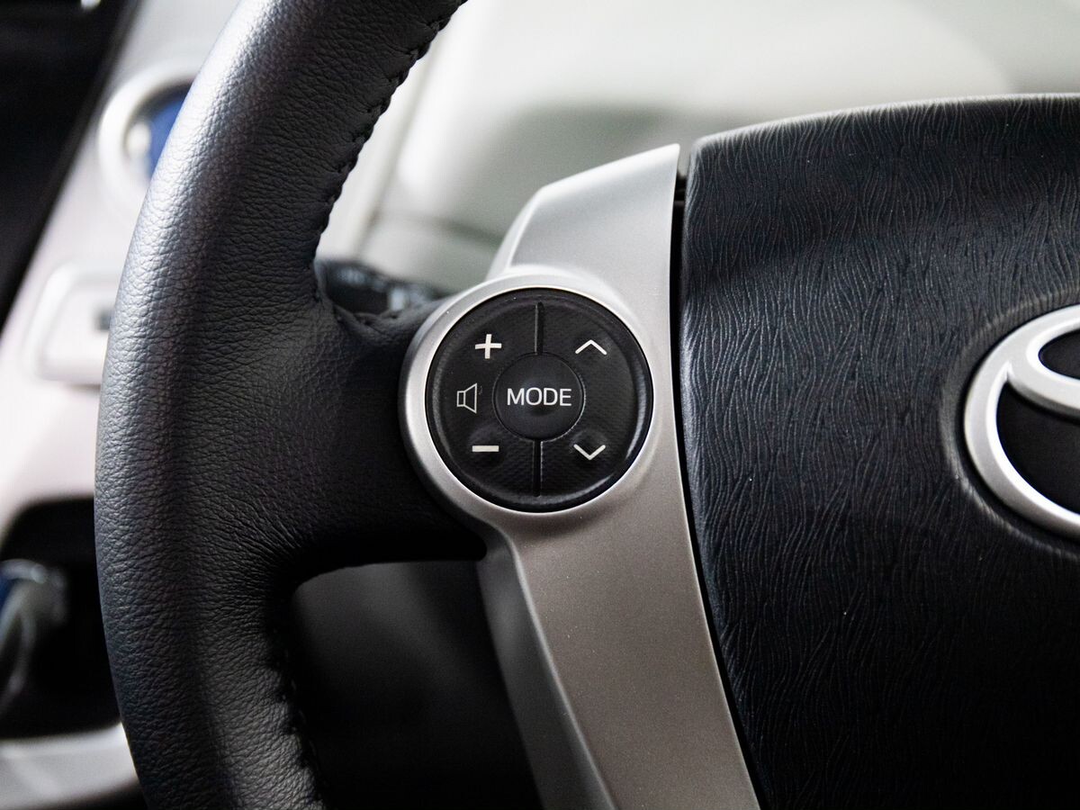 Toyota Prius Alpha 2012 - фото автомобиля