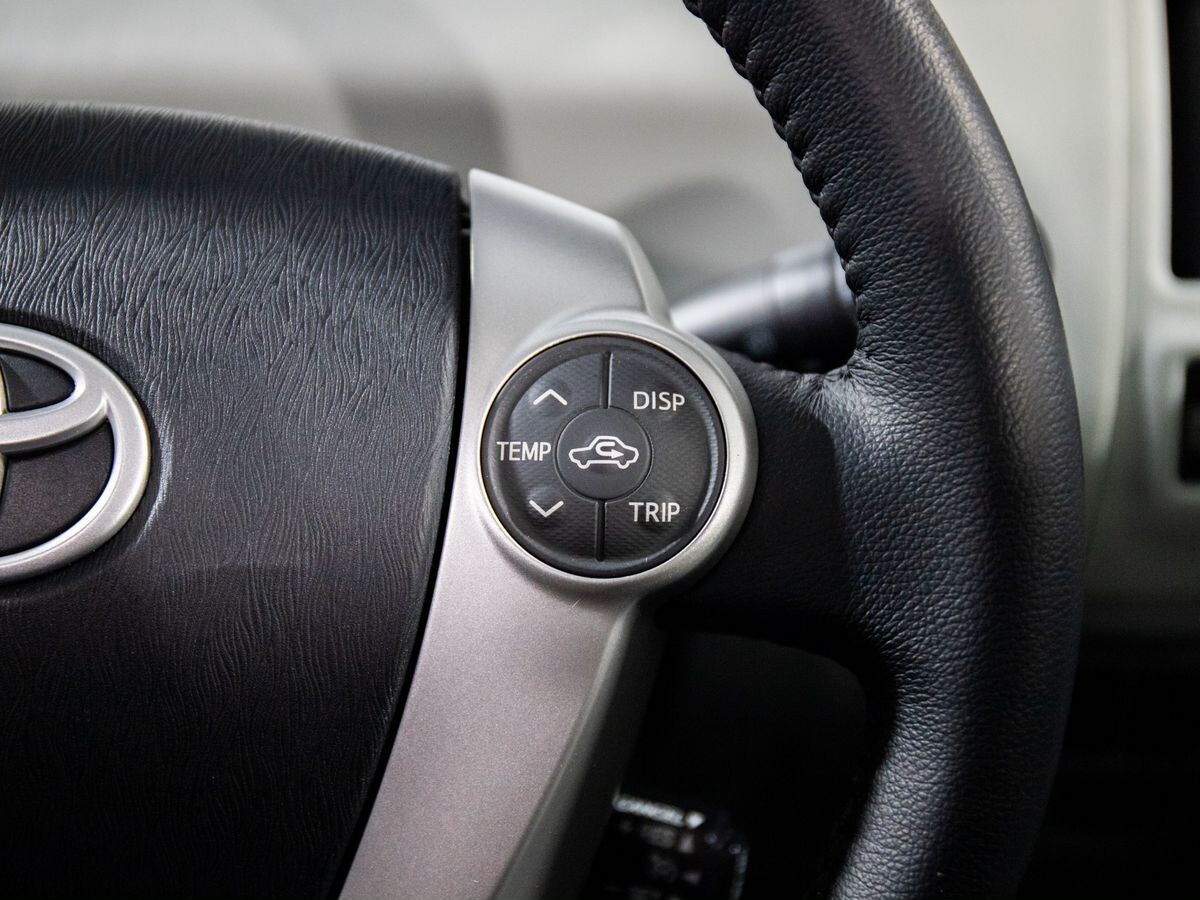 Toyota Prius Alpha 2012 - фото автомобиля