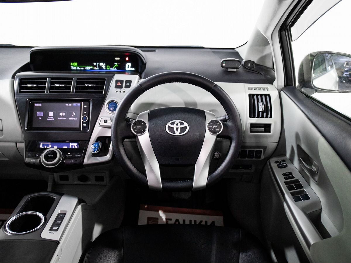 Toyota Prius Alpha 2012 - фото автомобиля