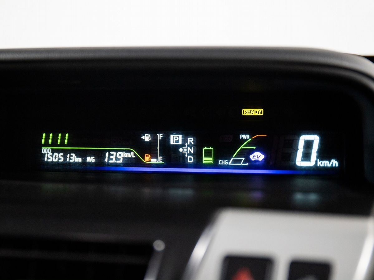 Toyota Prius Alpha 2012 - фото автомобиля