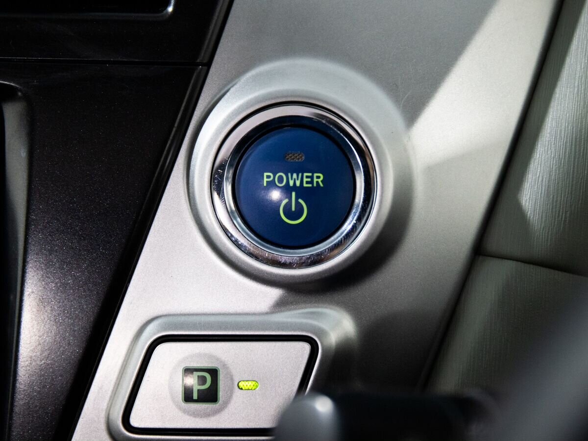 Toyota Prius Alpha 2012 - фото автомобиля