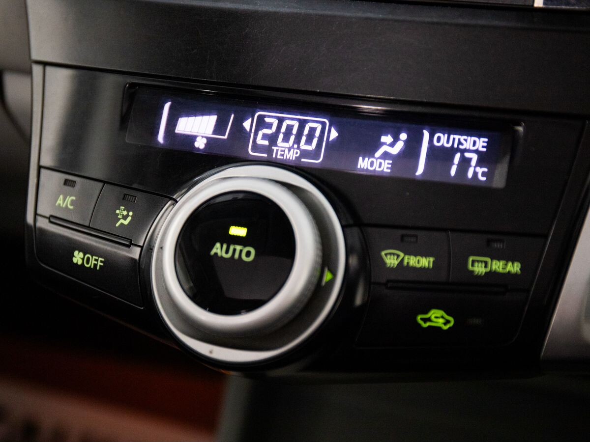 Toyota Prius Alpha 2012 - фото автомобиля