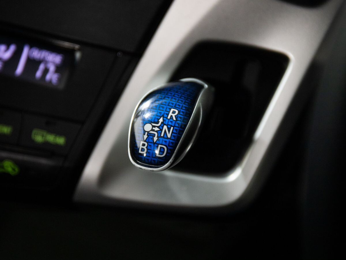 Toyota Prius Alpha 2012 - фото автомобиля