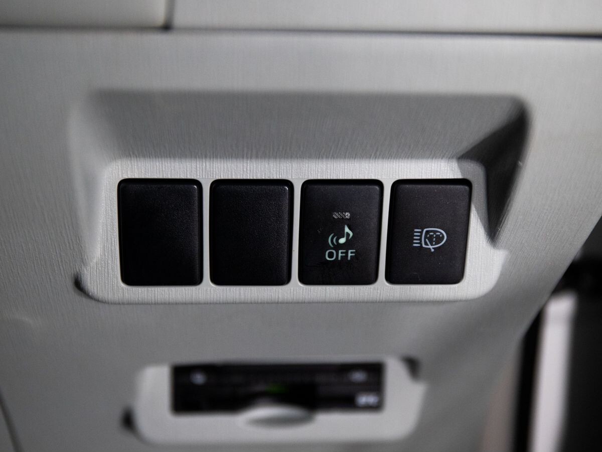 Toyota Prius Alpha 2012 - фото автомобиля