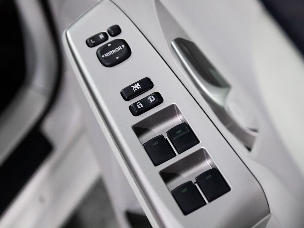 Toyota Prius Alpha 2012 - фото автомобиля