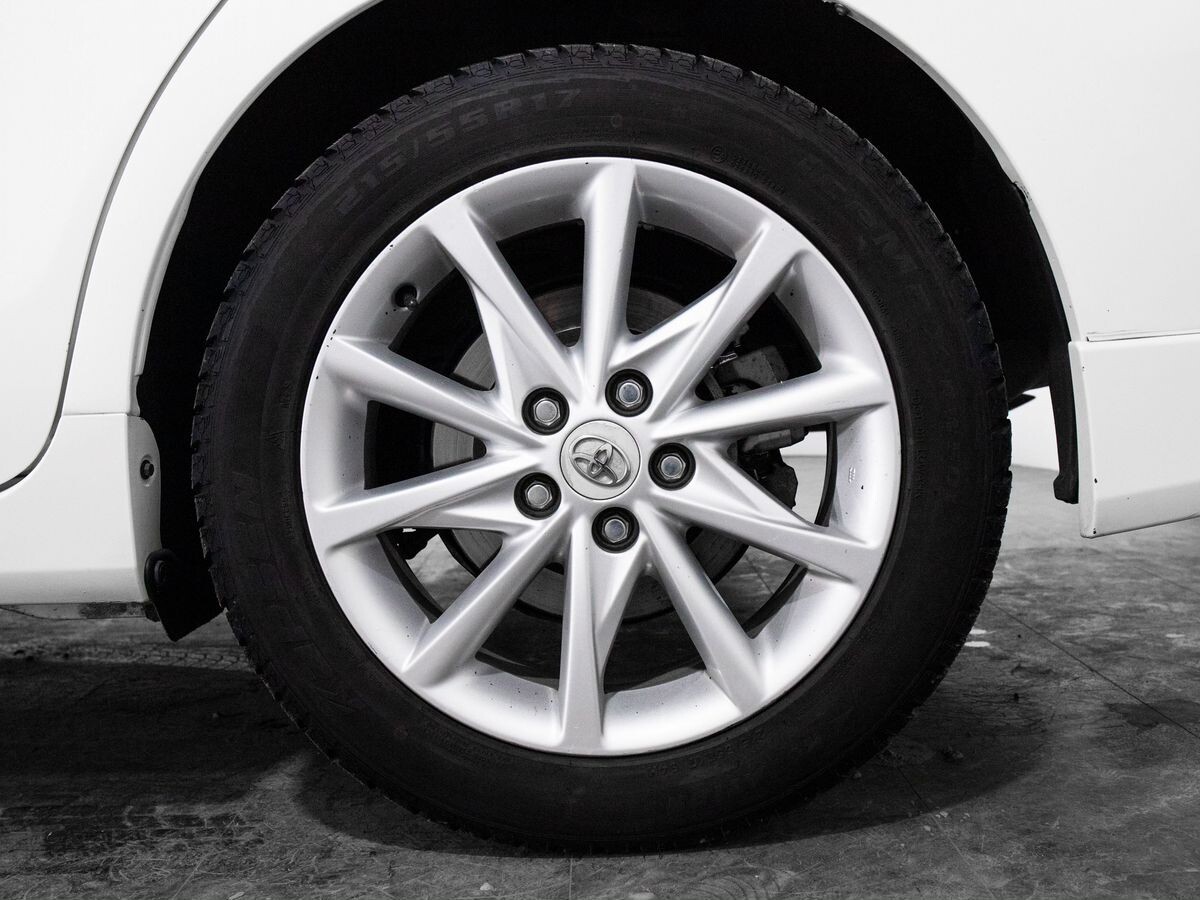 Toyota Prius Alpha 2012 - фото автомобиля