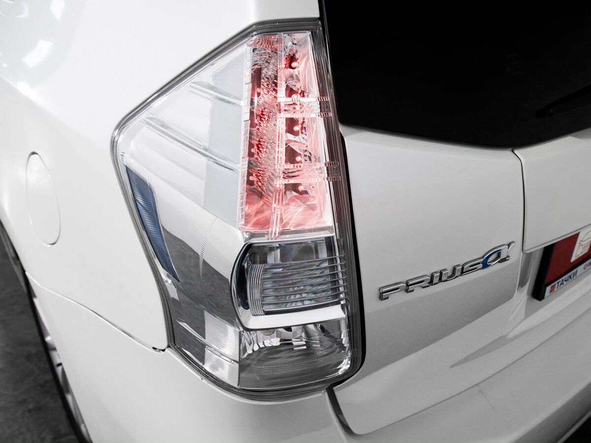 Toyota Prius Alpha 2012 - фото автомобиля