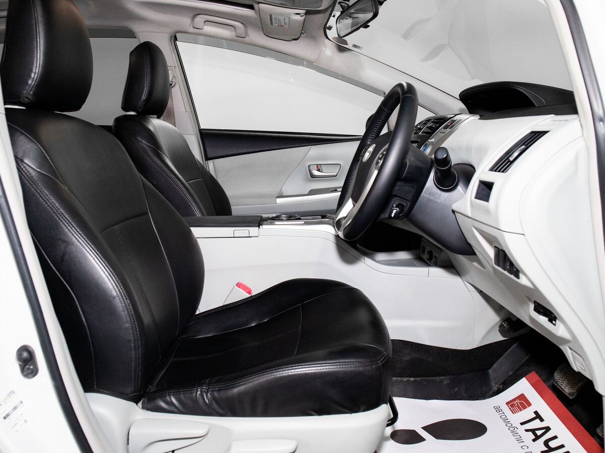 Toyota Prius Alpha 2012 - фото автомобиля