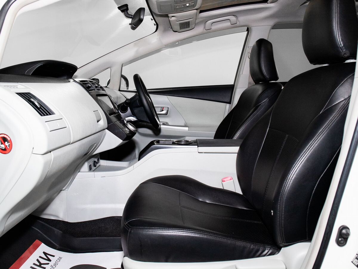 Toyota Prius Alpha 2012 - фото автомобиля