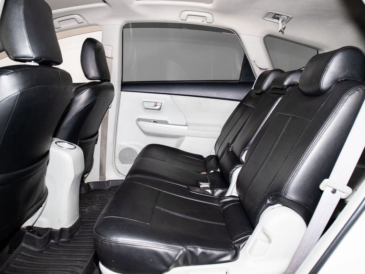 Toyota Prius Alpha 2012 - фото автомобиля