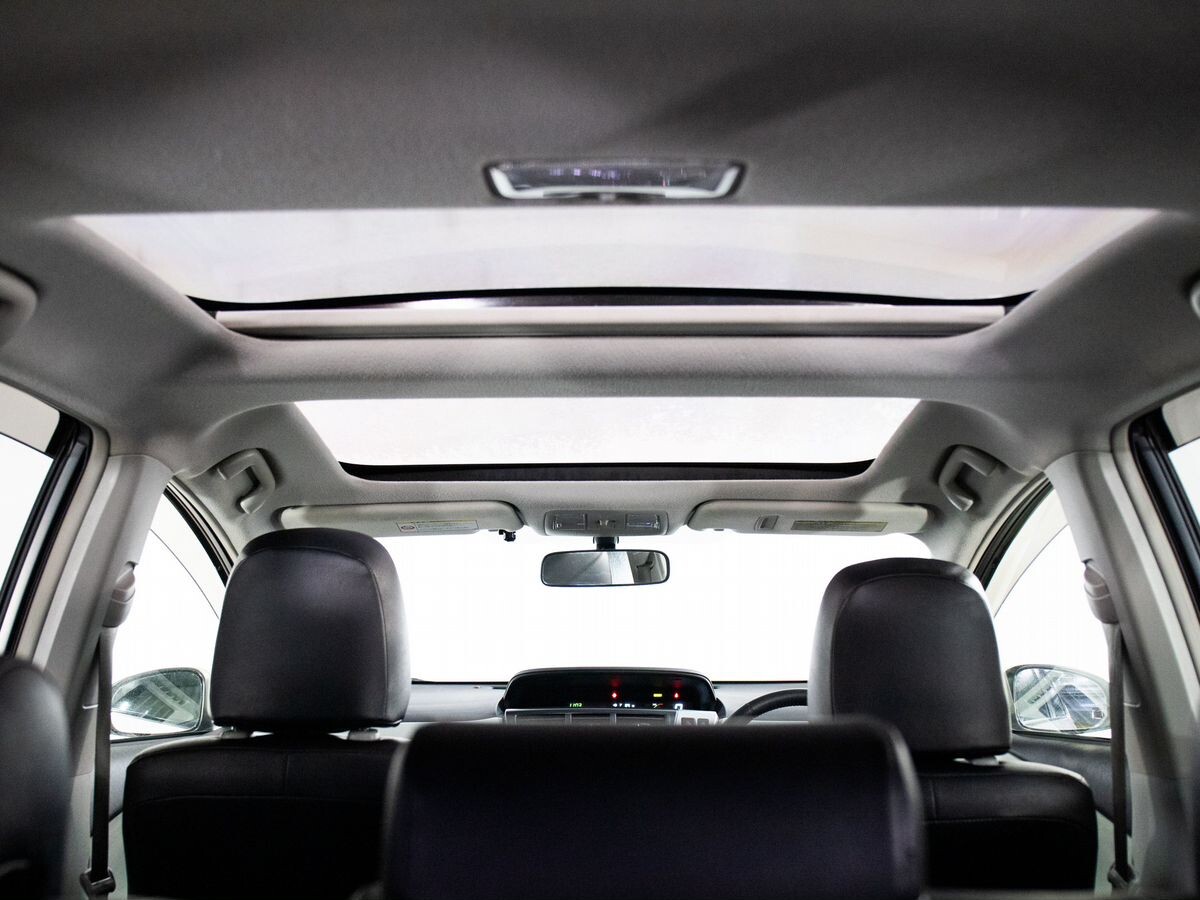 Toyota Prius Alpha 2012 - фото автомобиля