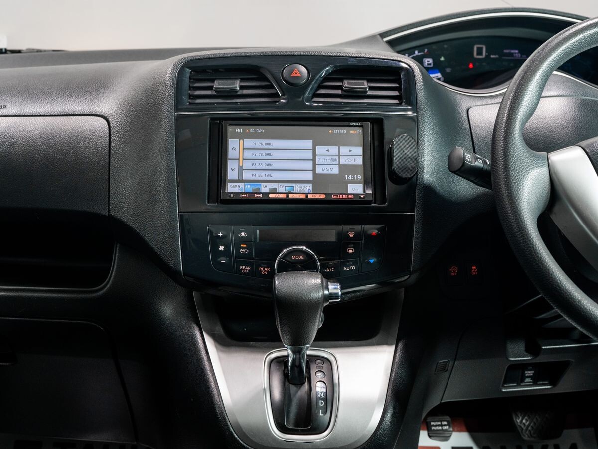 Nissan Serena 2010 - фото автомобиля