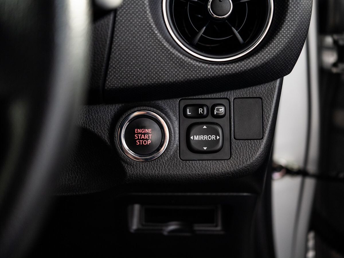 Toyota Vitz 2016 - фото автомобиля